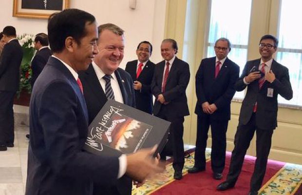 Danish Prime Minister Gifted Indonesia's President "Master of Puppets" Box Set