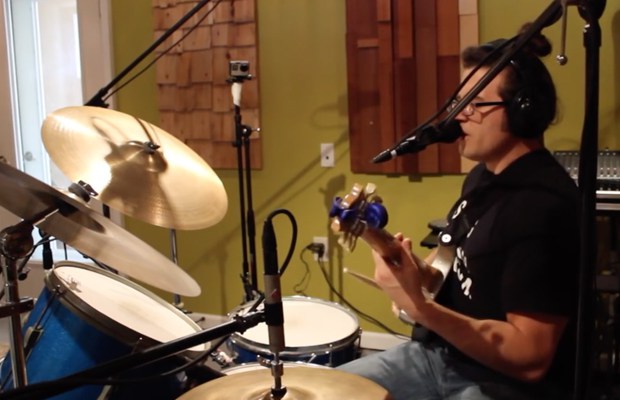 Watch This Guy Covering RUSH's "Tom Sawyer" on Guitar, Drums & Vocalls at Once